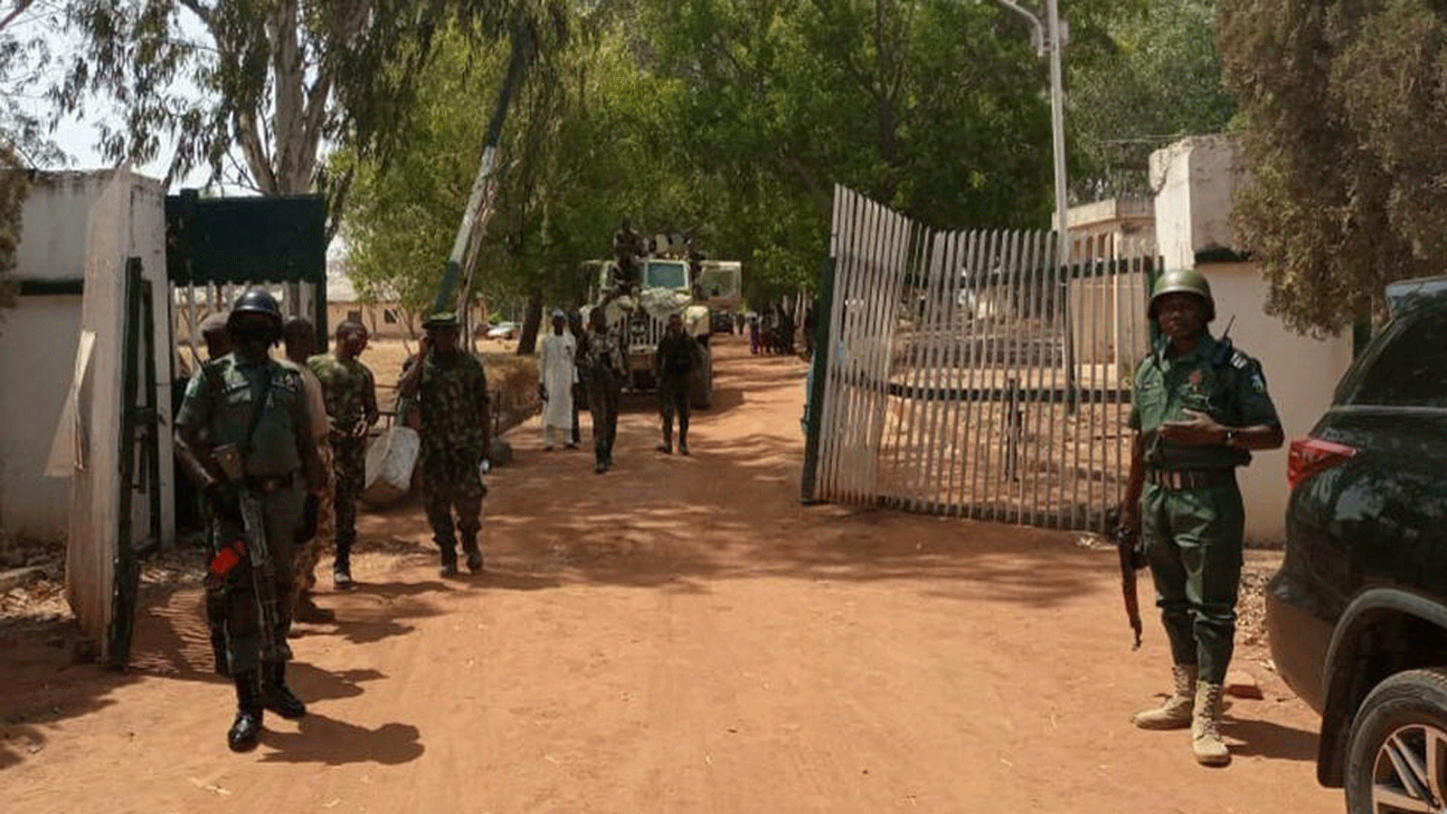 جنود وضباط شرطة نيجيريون يقفون عند مدخل مدرسة في ماندو بولاية كادونا، في 12 آذار/ مارس 2021، بعد عملية اختطاف