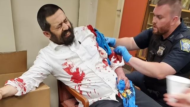 الحاخام اليهودي شلومو نوغينسكي يتلقى العلاج بعد طعنه في صورة نشرها ناشطون على تويتر