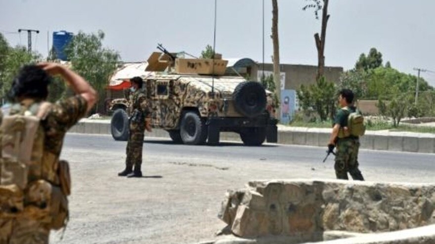 قوات أمنية أفغانية على طريق مؤدية إلى قندهار في 09 يوليو 2021 
