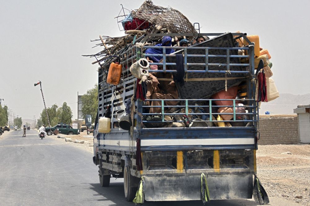 عائلة نازحة تهرب باتجاه المدينة في منطقة بانجواي في إقليم قندهار في 4 يوليو / تموز 2021