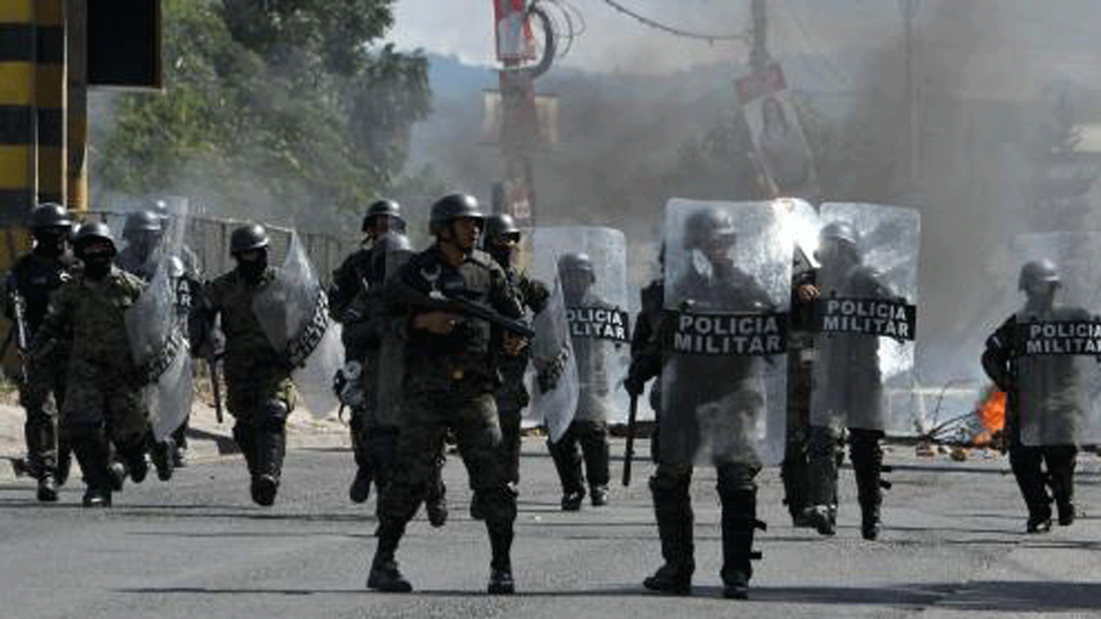 ضباط الشرطة العسكرية يفرقون أنصار المرشح الرئاسي الهندوراسي عن تحالف المعارضة ضد تحالف الدكتاتورية سلفادور نصرالله، في تيغوسيغالبا. 1 كانون الأول/ ديسمبر 2017