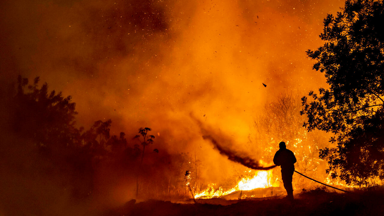 عنصر إطفاء يساهم في إخماد الحرائق في ترودوس بتاريخ 3 تموز/يوليو 2021