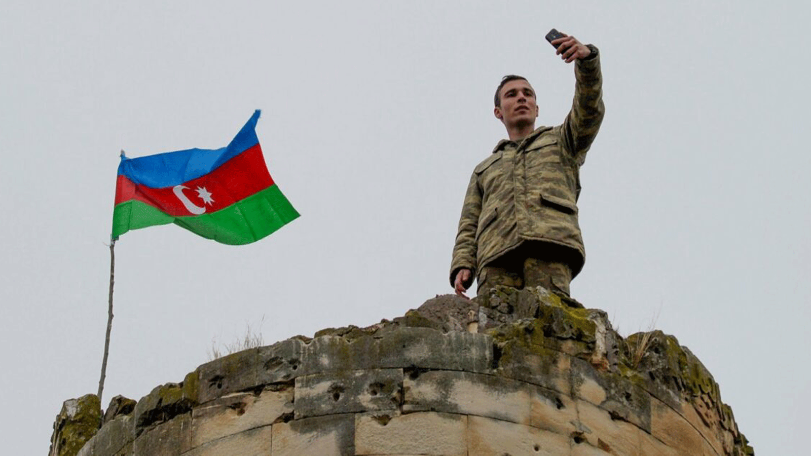 أحد جنود أذربيجان الذين رفعوا علمهم في المنطقة الأخيرة التي تخلت عنها أرمينيا بموجب اتفاق سلام أنهى القتال على منطقة ناغورنو كاراباخ