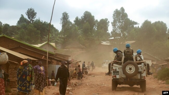 عناصر من قوة حفظ السلام في الكونغو الديقراطية يجوبون الشوارع في اطار تسيير دورية 