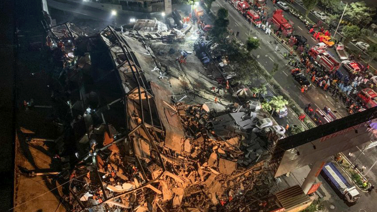 صورة أرشيفية لانهيار فندق Xinjia مساء 7 آذار/مارس 2020