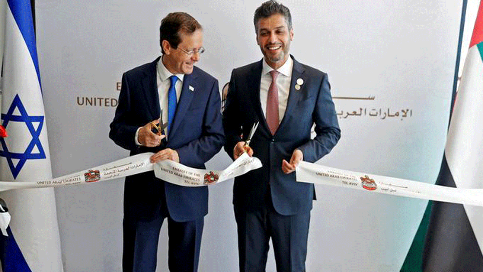 الرئيس الإسرائيلي إسحاق هرتسوغ (إلى اليسار) والسفير الإماراتي محمد الخاجة يفتتحان سفارة دولة الإمارات العربية المتحدة الجديدة في تل أبيب. 14 تموز/ يوليو 2021