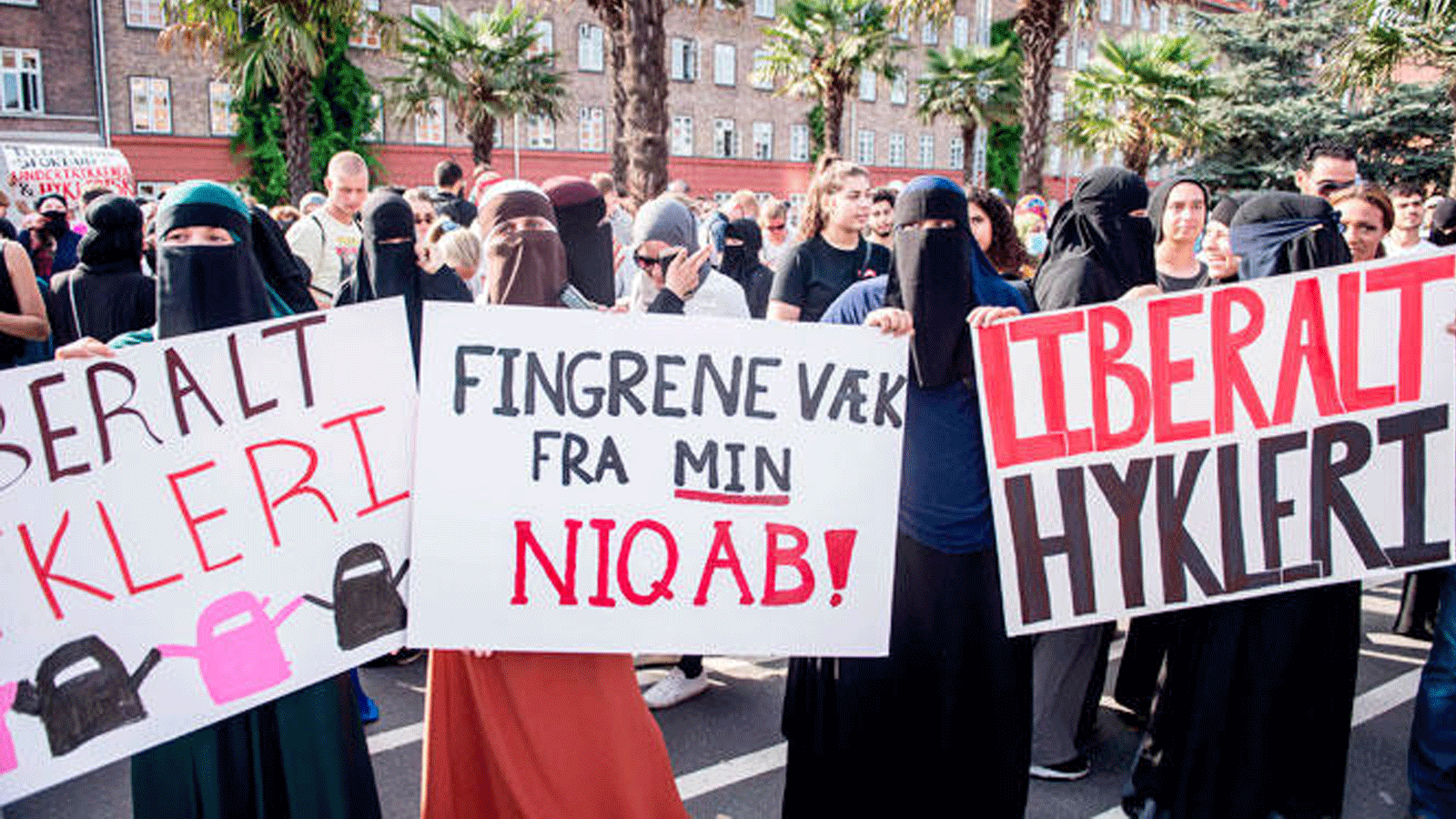 نساء يرتدين النقاب يشاركن في مظاهرة يوم 1 آب/أغسطس 2018، في اليوم الأول لتطبيق حظر النقاب الدنماركي، في كوبنهاغن، الدنمارك