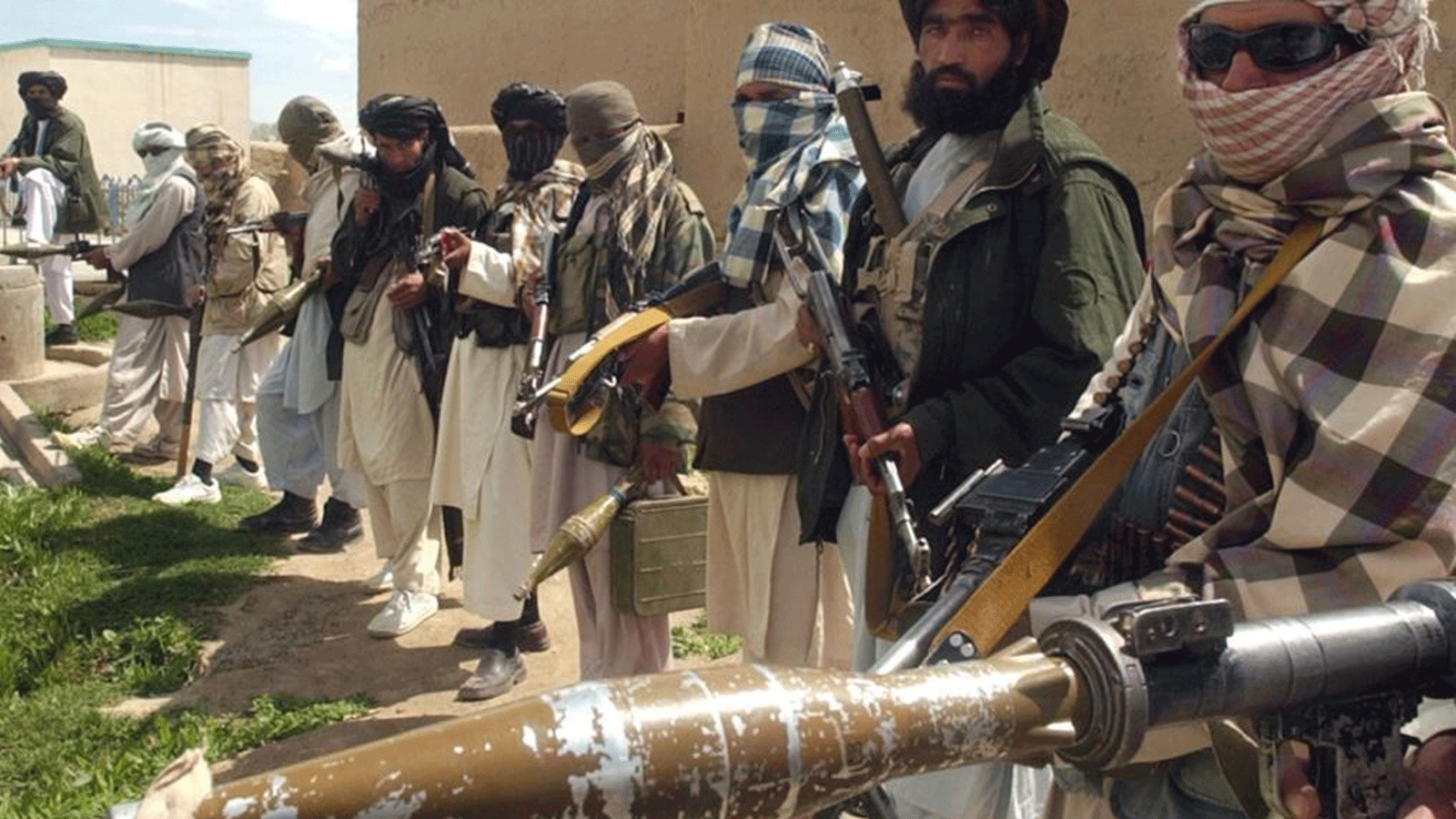 مقاتلو طالبان في طابور يحملون بنادق ومتفجرات(صورة أرشيفية)