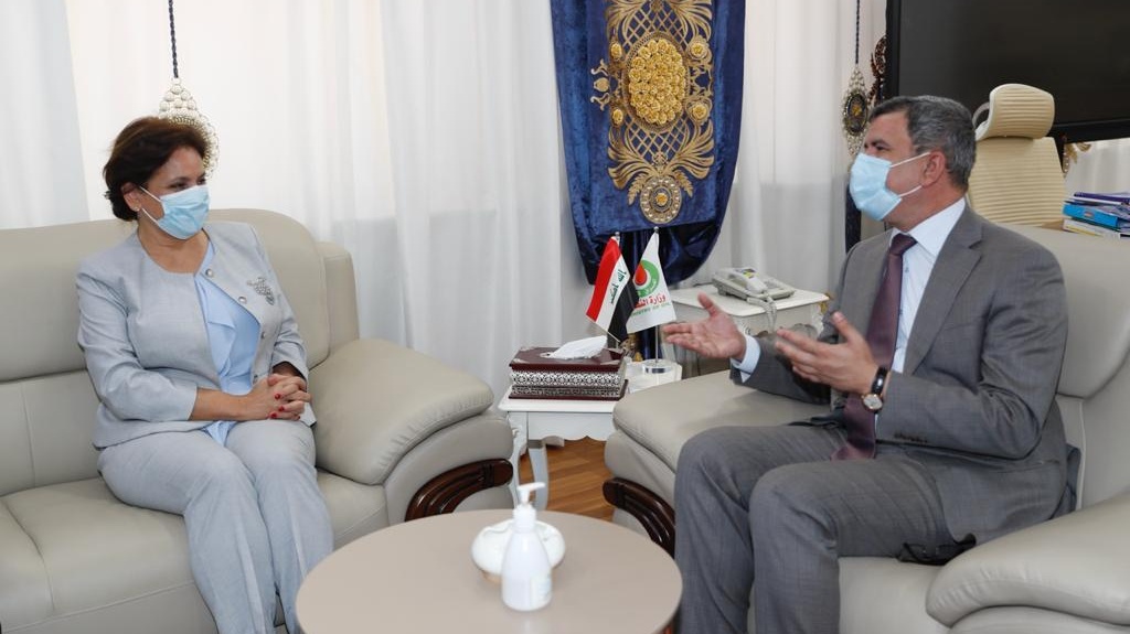 وزير لنفط العراقي احسان عبد الجبار مجتمعا في بغداد في 15 يوليو 2021 مع وزيرة الطاقة والثروة المعدنية الاردنية هالة الزواتي 