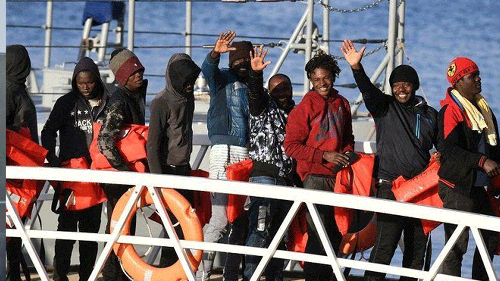 مهاجرون يصلون إلى الشاطئ بعد أيامٍ في البحر(صورة أرشيفية)