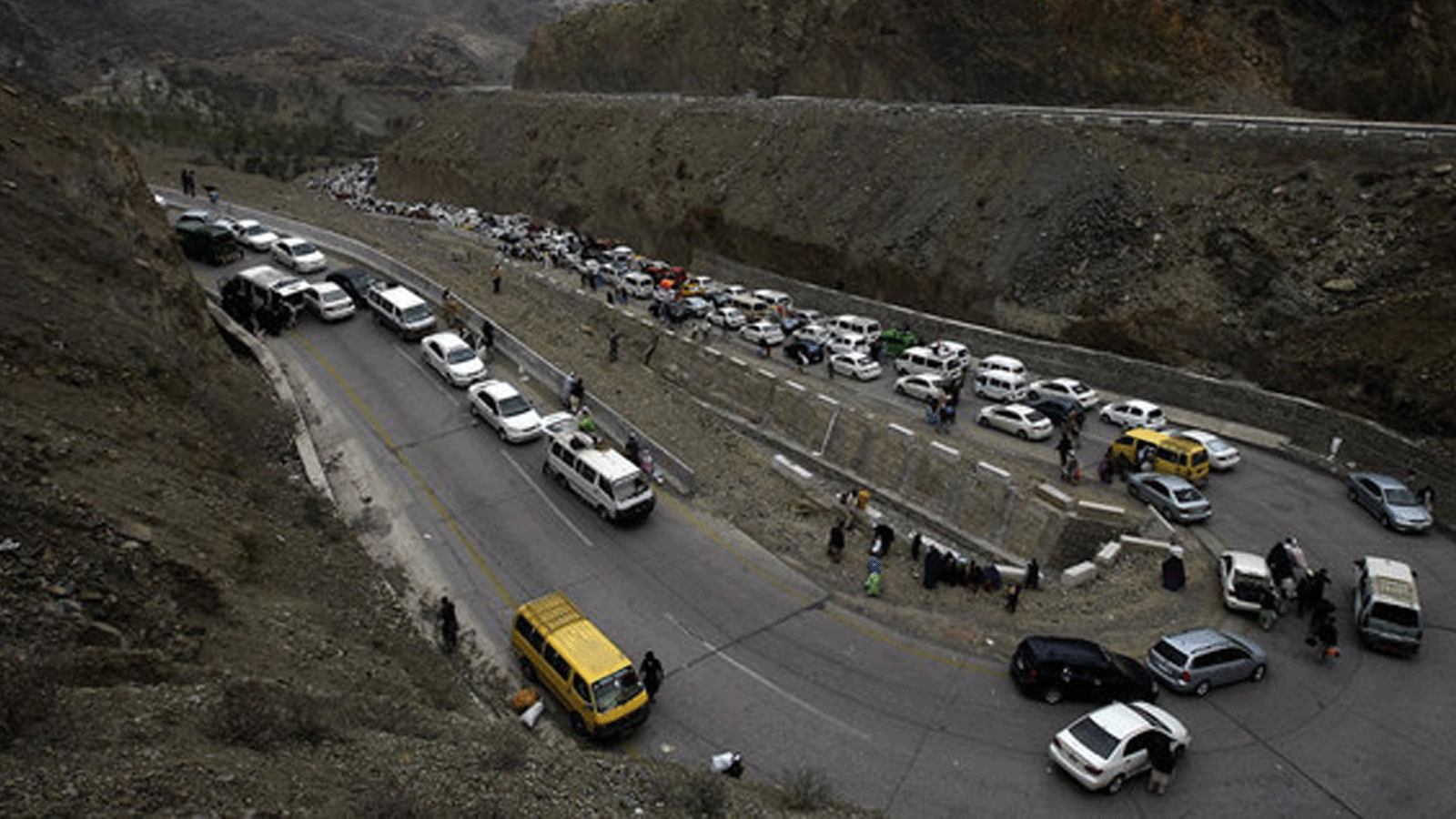 سيارات تحمل مواطنين أفغان يسافرون عبر ممر خيبر الباكستاني. 7 آذار/مارس 2017