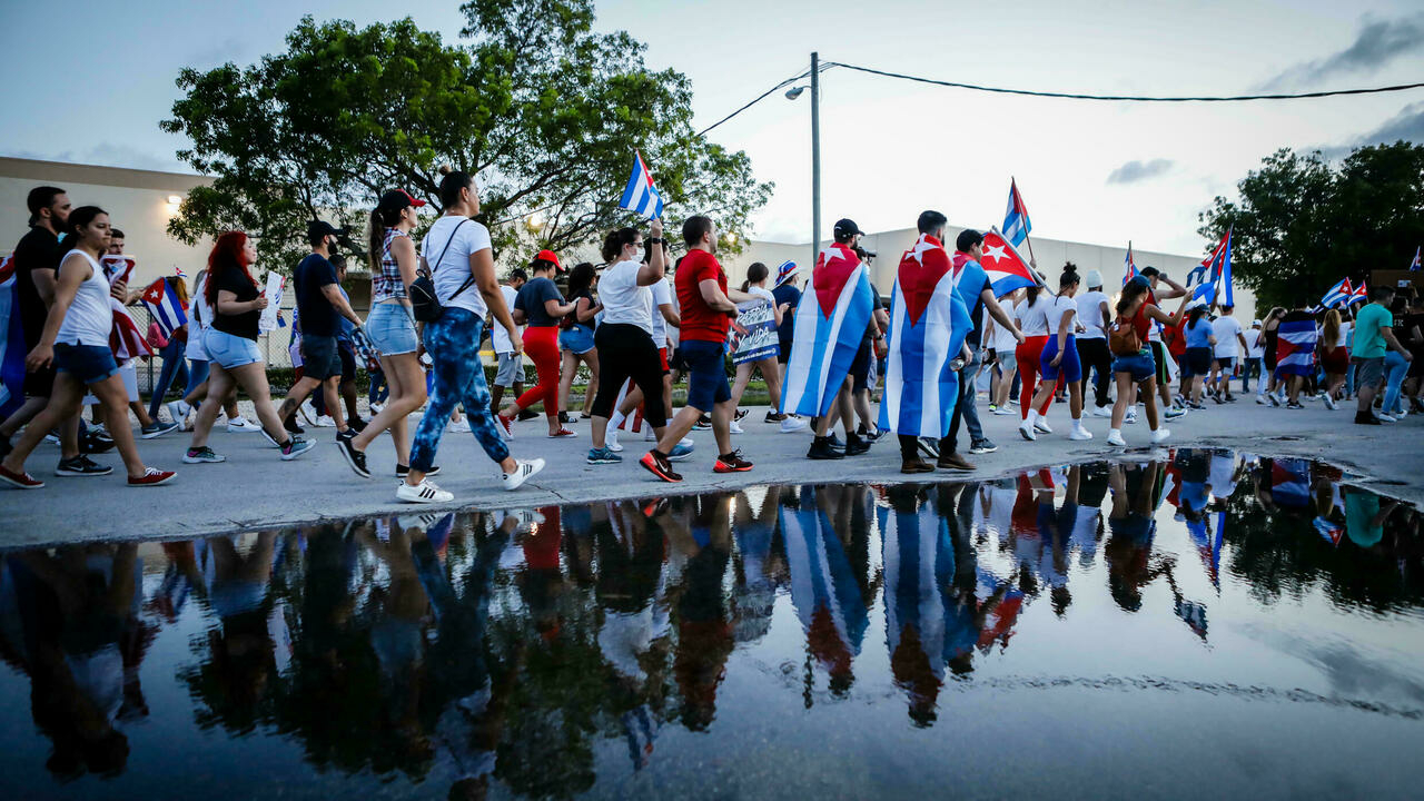 مسيرة في هايليا بولاية فلوريدا للتضامن مع المتظاهرين في كوبا، في 15 تموز/يوليو 2021