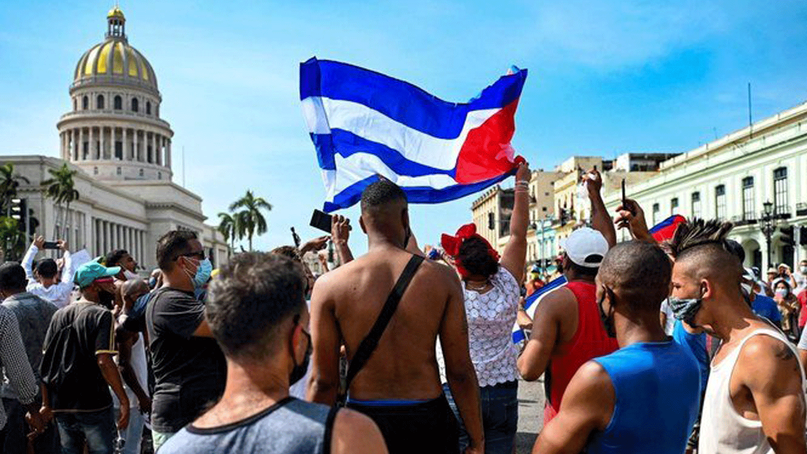 كوبيون خارج مبنى الكابيتول في هافانا خلال مظاهرة ضد حكومة الرئيس الكوبي ميغيل دياز كانيل 11 تموز/يوليو 2021