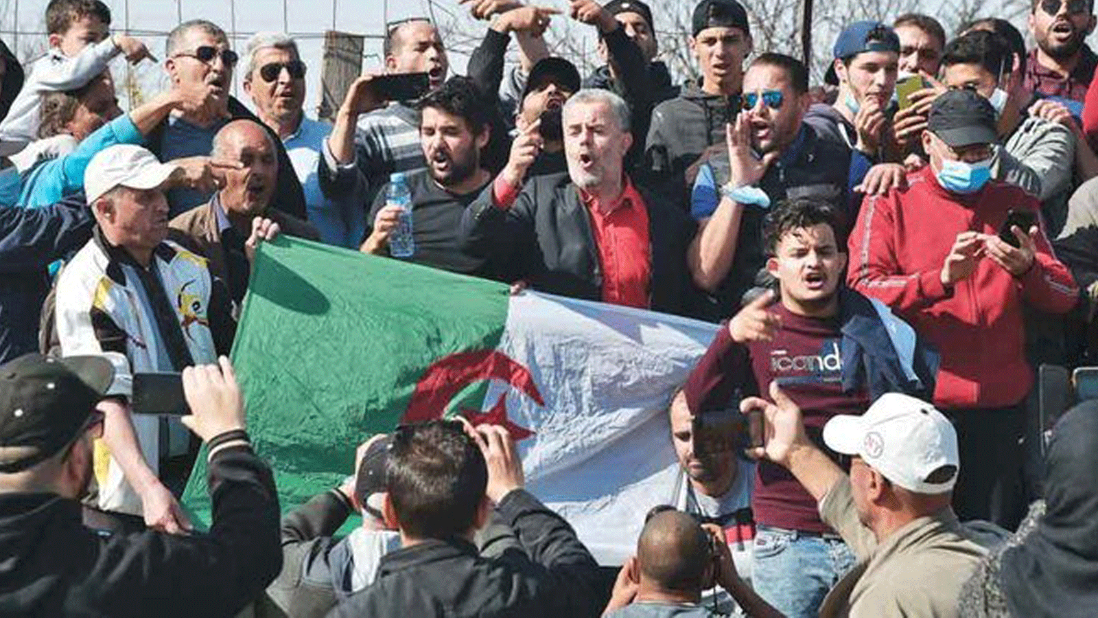 جزائريون تجمعوا خارج سجن القليعة قرب مدينة تيبازة على بعد 70 كيلومترا غربي العاصمة الجزائر يوم الجمعة 19 شباط/فبراير 2021