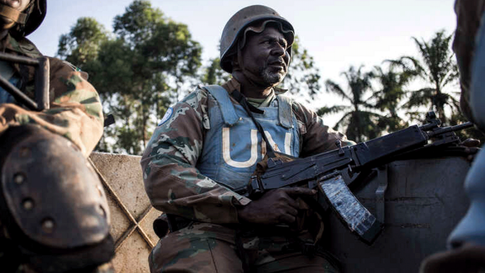 جندي جنوب أفريقي من بعثة الأمم المتحدة في جمهورية الكونغو الديمقراطية خلال دورية لصد هجمات متمردي القوات الديمقراطية المتحالفة في شمال شرق أويتشا، 8 تشرين الأول/أكتوبر 2018.