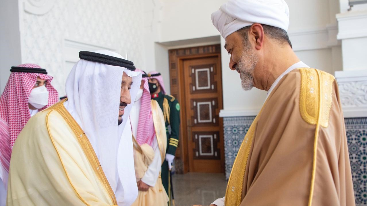 الملك السعودي سلمان بن عبد العزيز والسلطان العمان هيثم بن طارق في نيوم الأحد