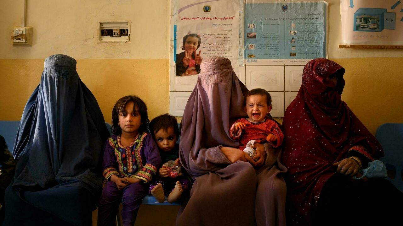 نساء ينتظرن مع أطفالهن في عيادة توليد في منطقة داند بولاية قندهار في 1 تشرين الاول/اكتوبر 2020