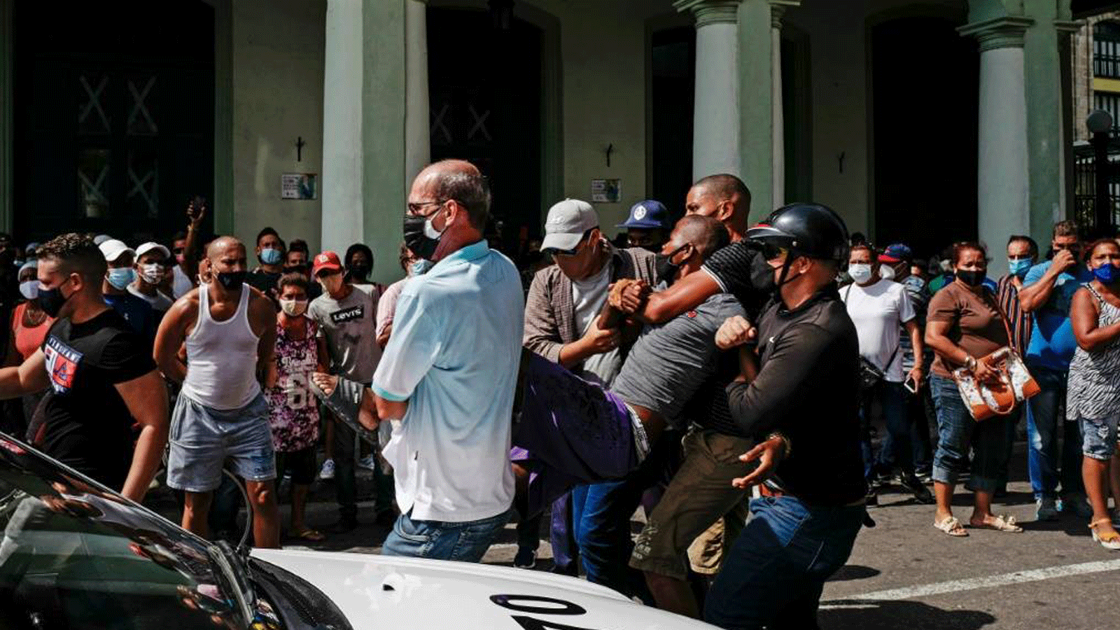 السلطات الكوبية تعتقل رجلا خلال احتجاجات مناهضة للحكومة في في هافانا. 11 تموز/يوليو 2021 