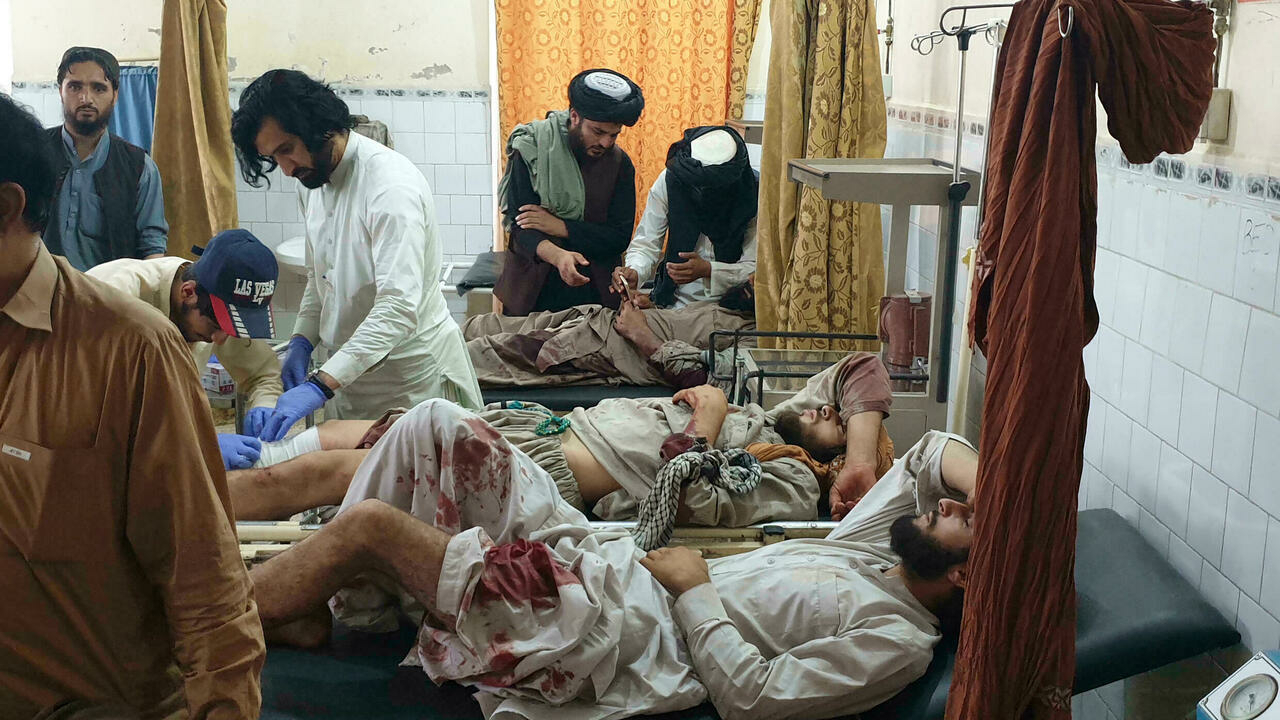 جرحى أصيبوا في المعارك بين القوات الأفغانية ومقاتلي طالبان، في مستشفى في بلدة شامان الباكستانية على الحدود مع افغانستان، في 16 تموز/يوليو 2021 