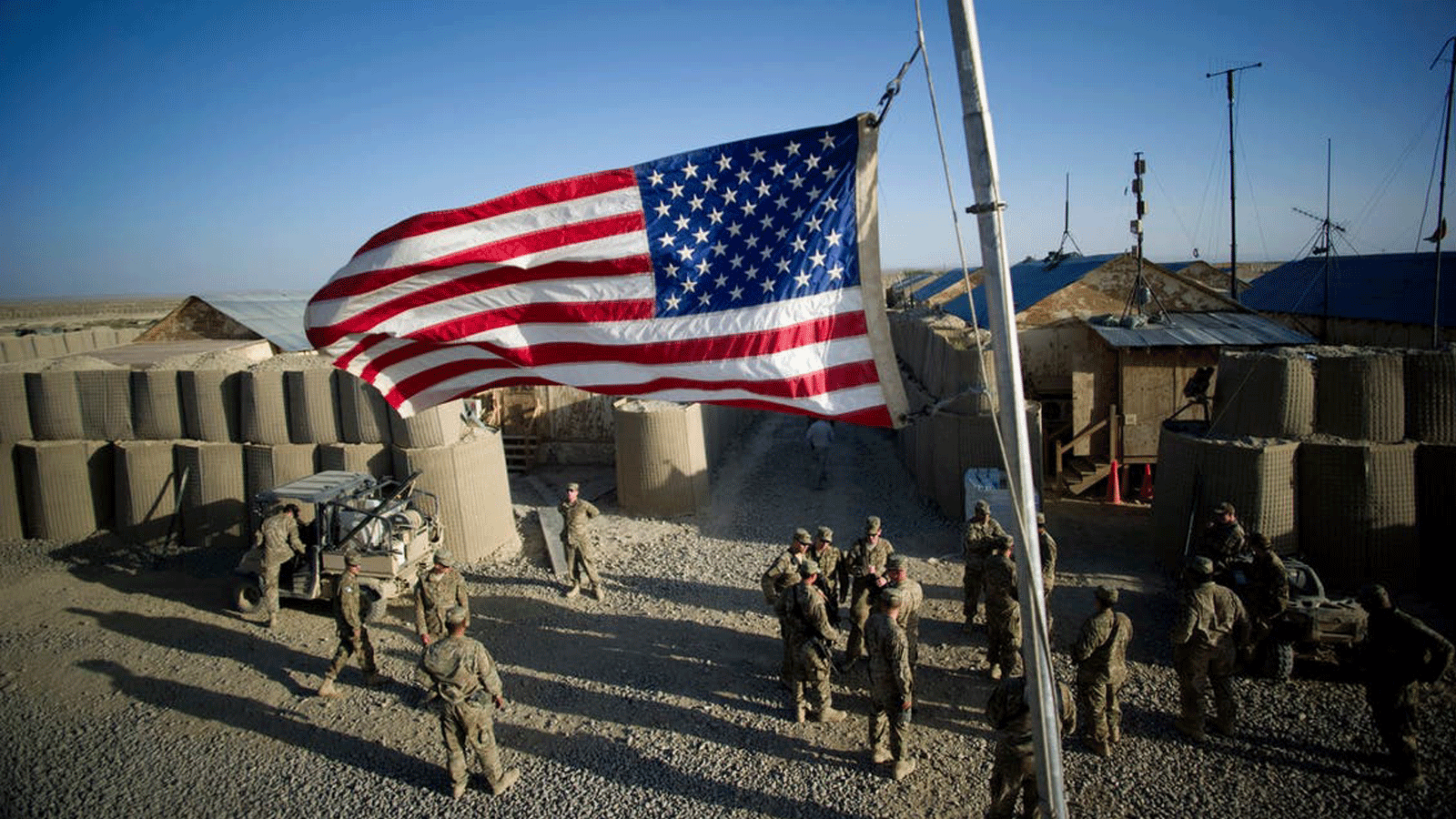 العلم الأمريكي يرفرف في منتصف الصاري لتذكر ضحايا 11 أيلول/ سبتمبر في قاعدة العمليات الأمامية (FOB) كوشاموند في 11 أيلول/سبتمبر 2011