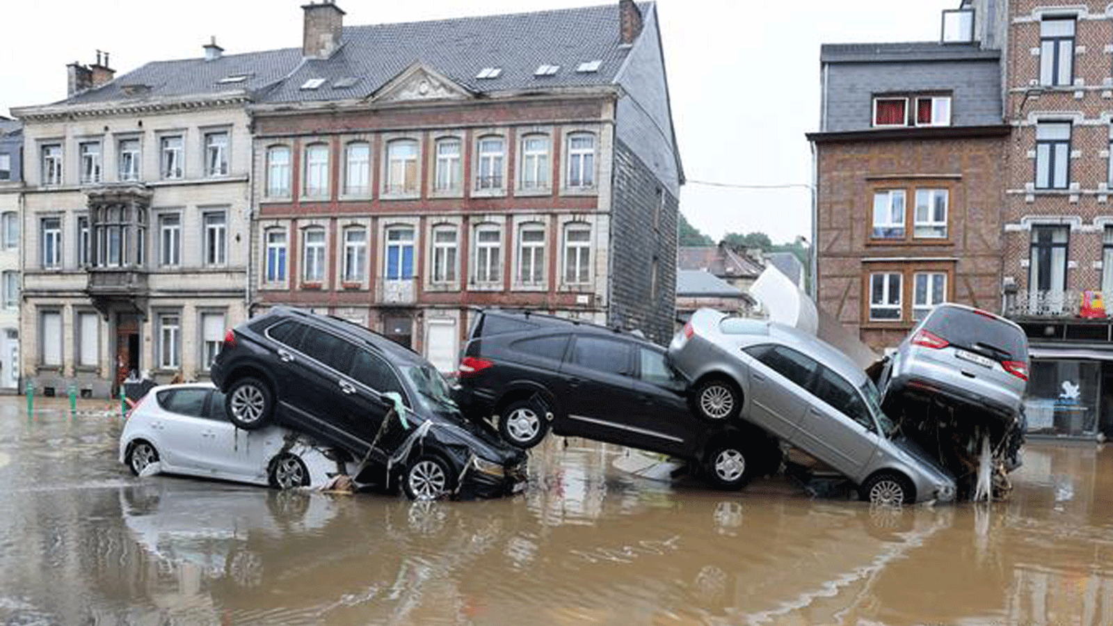 الفيضانات تجتاح شوارع في بلجيكا والسيارات تنال نصيبها من الضرر
