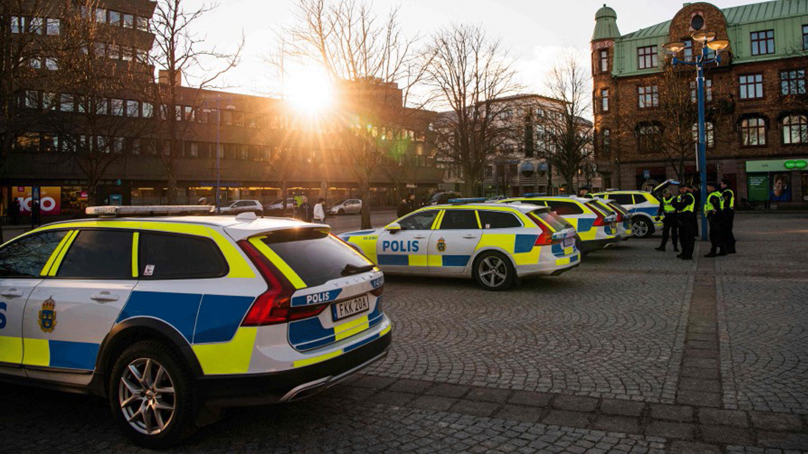 سيارات الشرطة متوقفة في ساحة رئيسية في مدينة فيتلاندا، السويد في 4 آذار/مارس 2021، بعد يومٍ واحد من هجوم الطعن.