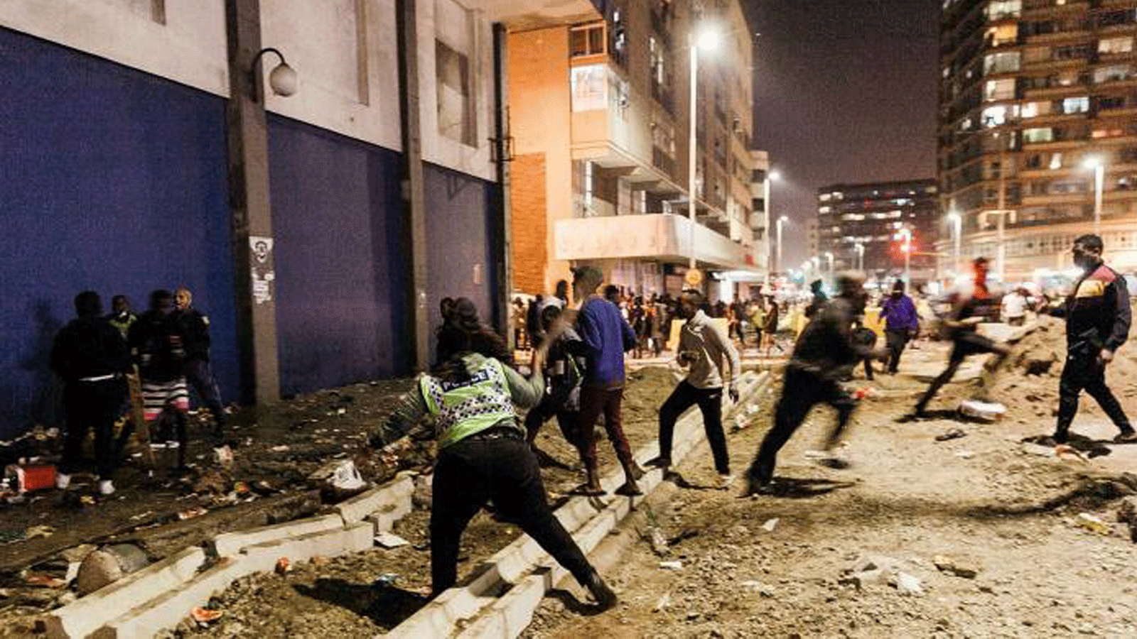 رجال الشرطة يواجهون لصوص في وسط ديربان يوم الأحد خلال ليلة من أعمال العنف 12 تموز/ يوليو 2021