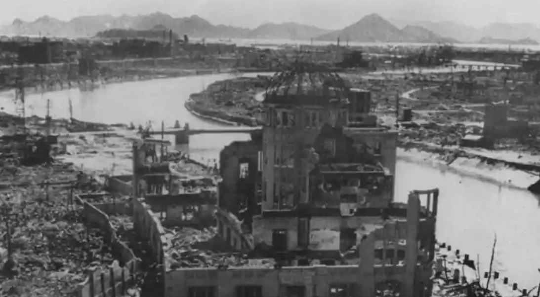 صورة مؤرخة في سبتمبر 1945 لبقايا مبنى تعزيز الصناعة بعد قصف هيروشيما والذي تم الحفاظ عليه لاحقًا كنصب تذكاري