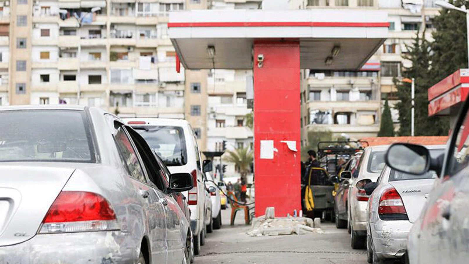 صورة أرشيفية لسيارت تنتظر على محطة الوقود في سوريا