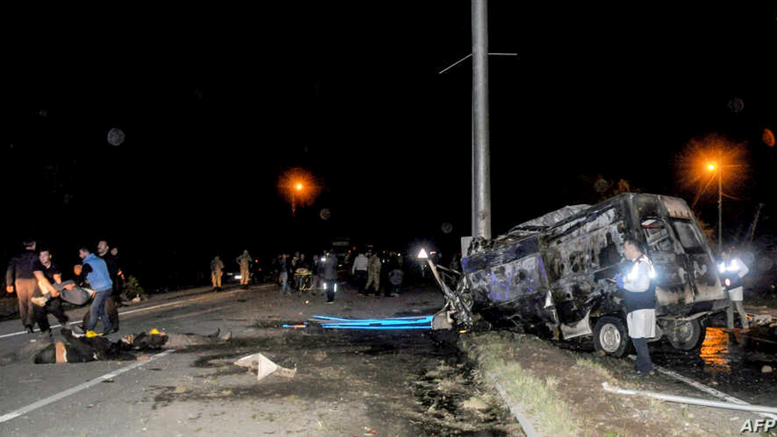 صورة لحادثٍ مماثل. أشخاص ينقلون الجرحى من موقع تحطم حافلة صغيرة في إغدير شرقي تركيا، 30 آذار/مارس 2018 