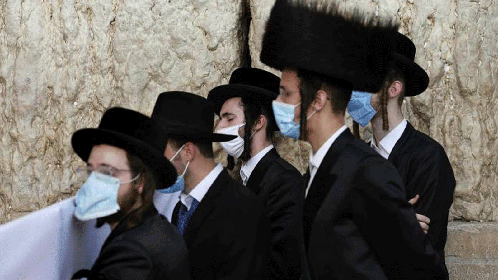 اليهود المتشددون يصلون عند حائط المبكى في القدس بينما تخضع إسرائيل للإغلاق الثاني بسبب فيروس كورونا. (أرشيفية)