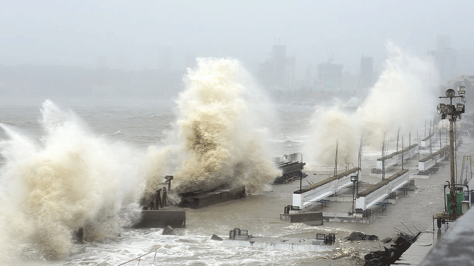 إعصار تاوكتا ورياح عاتية، والأمواج تضرب خطًا ساحليًا في مومباي في 17 أيار/مايو 2021 