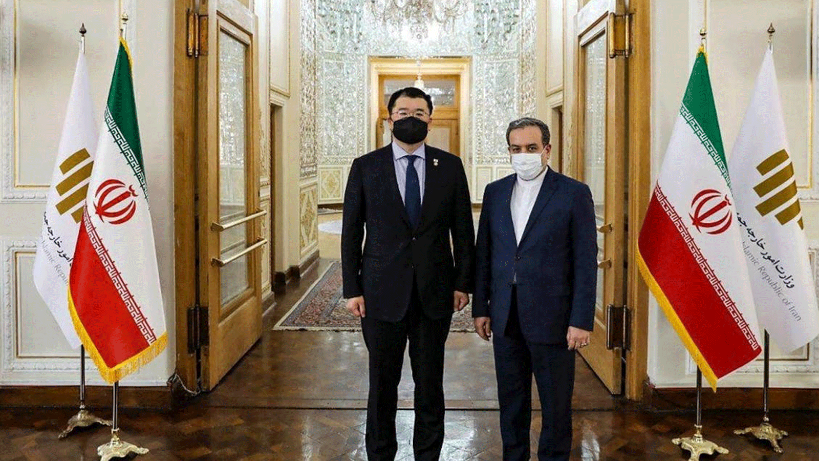 صورة قدمتها وزارة الخارجية الإيرانية في 10 كانون الثاني/يناير 2021. يظهر فيها نائب وزير خارجية كوريا الجنوبية تشوي جونغ كون (إلى اليسار) ونظيره الإيراني عباس عراقجي، في العاصمة الإيرانية طهران.