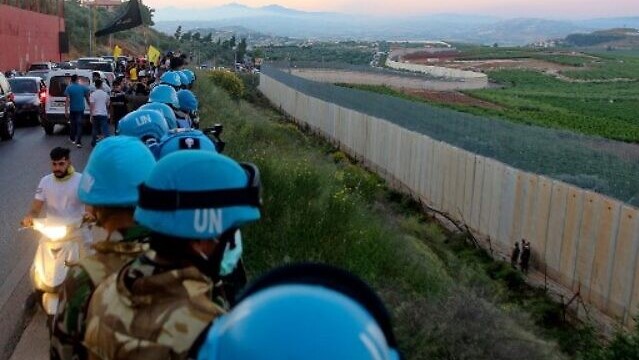 جنود قوة الأمم المتحدة لحفظ السلام في لبنان (يونيفيل) يقفون على طول الجدار الحدودي مع إسرائيل في قرية العديسة اللبنانية في 15 مايو 2021