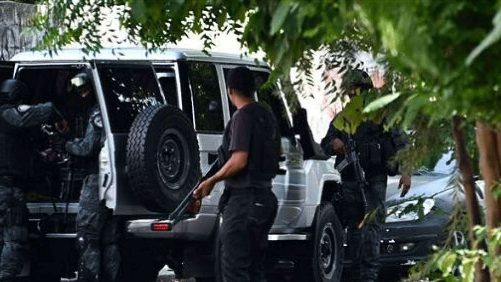 عناصر من المخابرات الفنزويلية يقفون في حراسة خارج منزل مفوض الشرطة الفنزويلي السابق في كاراكاس. 16 آيار/مايو 2019 