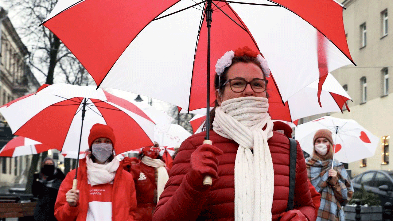 نساء خلال تظاهرة احتجاجية في مينسك بتاريخ 16 كانون الأول/ديسمبر 2020