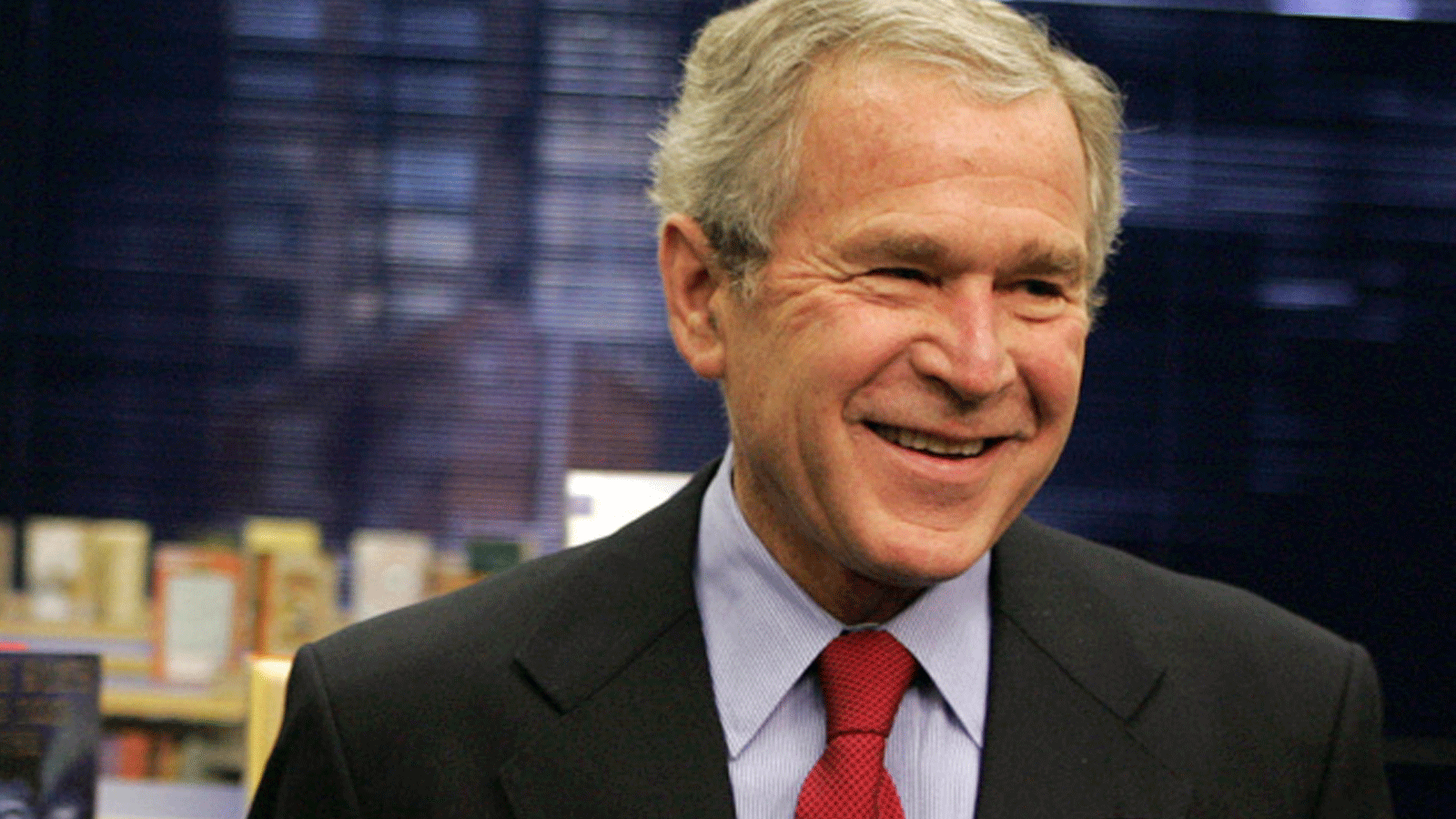 الرئيس السابق جورج دبليو بوش خلال جولة في مكتبة مارتن لوثر كينغ في واشنطن العاصمة في 21 كانون الثاني/يناير 2008 