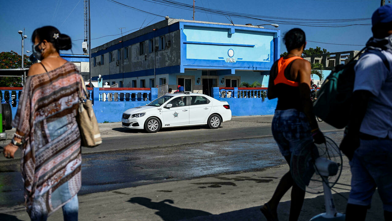 مارة بالقرب من مركز شرطة إل كابري في بلدية أرويو نارانخو في هافانا في 13 تموز/يوليو 2021