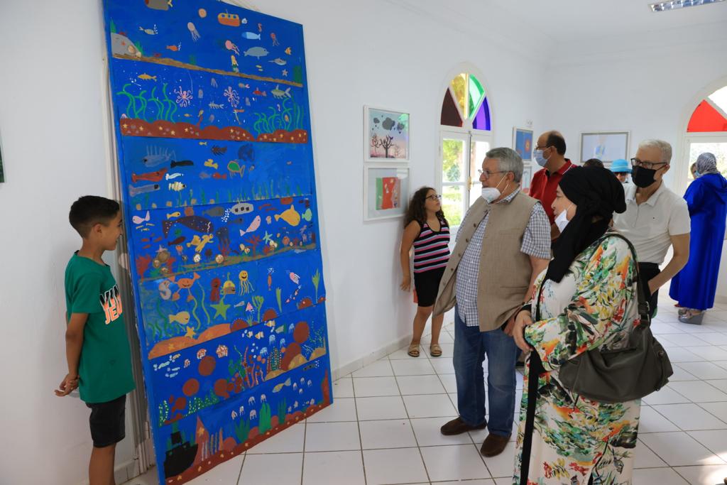 محمد بن عيسى أمين عام مؤسسة منتدى أصيلة لدى زيارته معرض أطفال الموسم وتبدو الى جانبه الفنانة المشرفة على مرسم الاطفال كوثر الشركي (تصوير : رضا التدلاوي)