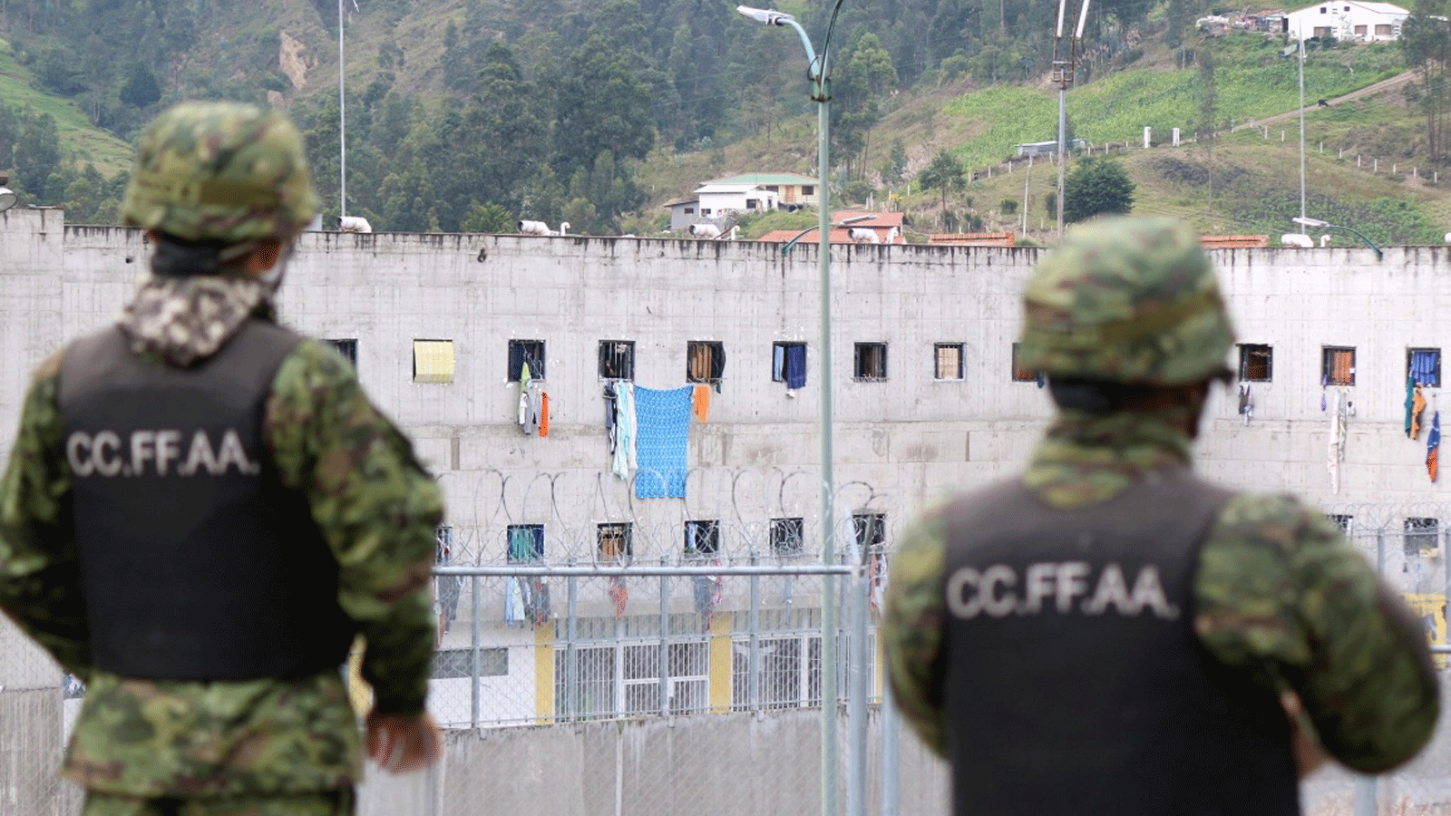 جنود يقفون في حراسة خارج سجن CRS Turi في كوينكا
