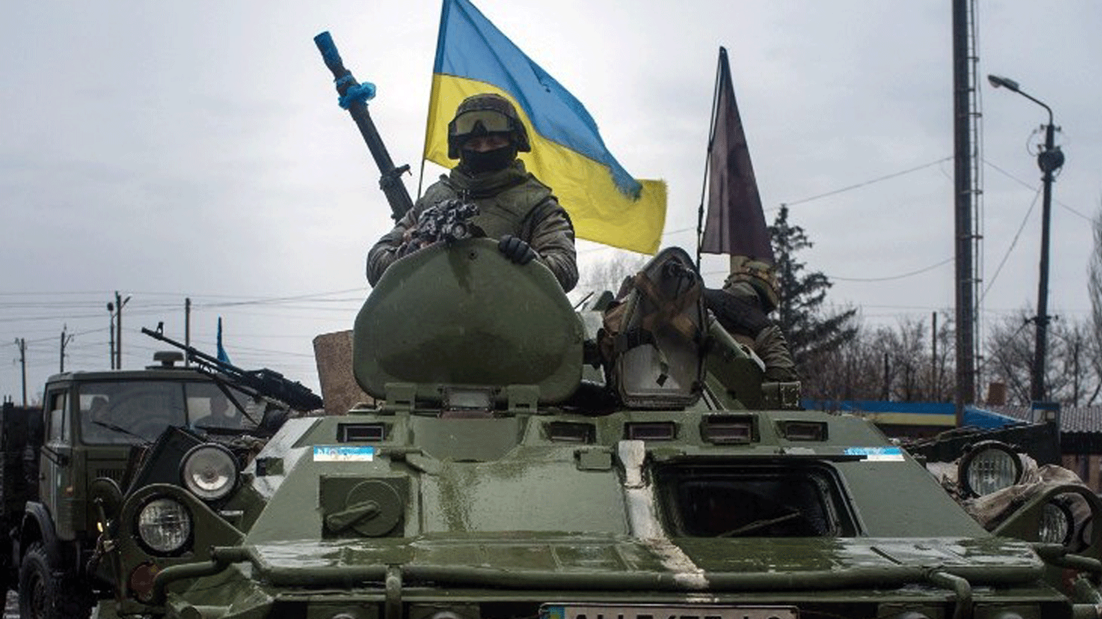 جنود أوكرانيون يركبون عربات مدرعة إلى دبالتسيف، شرق أوكرانيا، منطقة دونيتسك، في 1 شباط/فبراير 2015