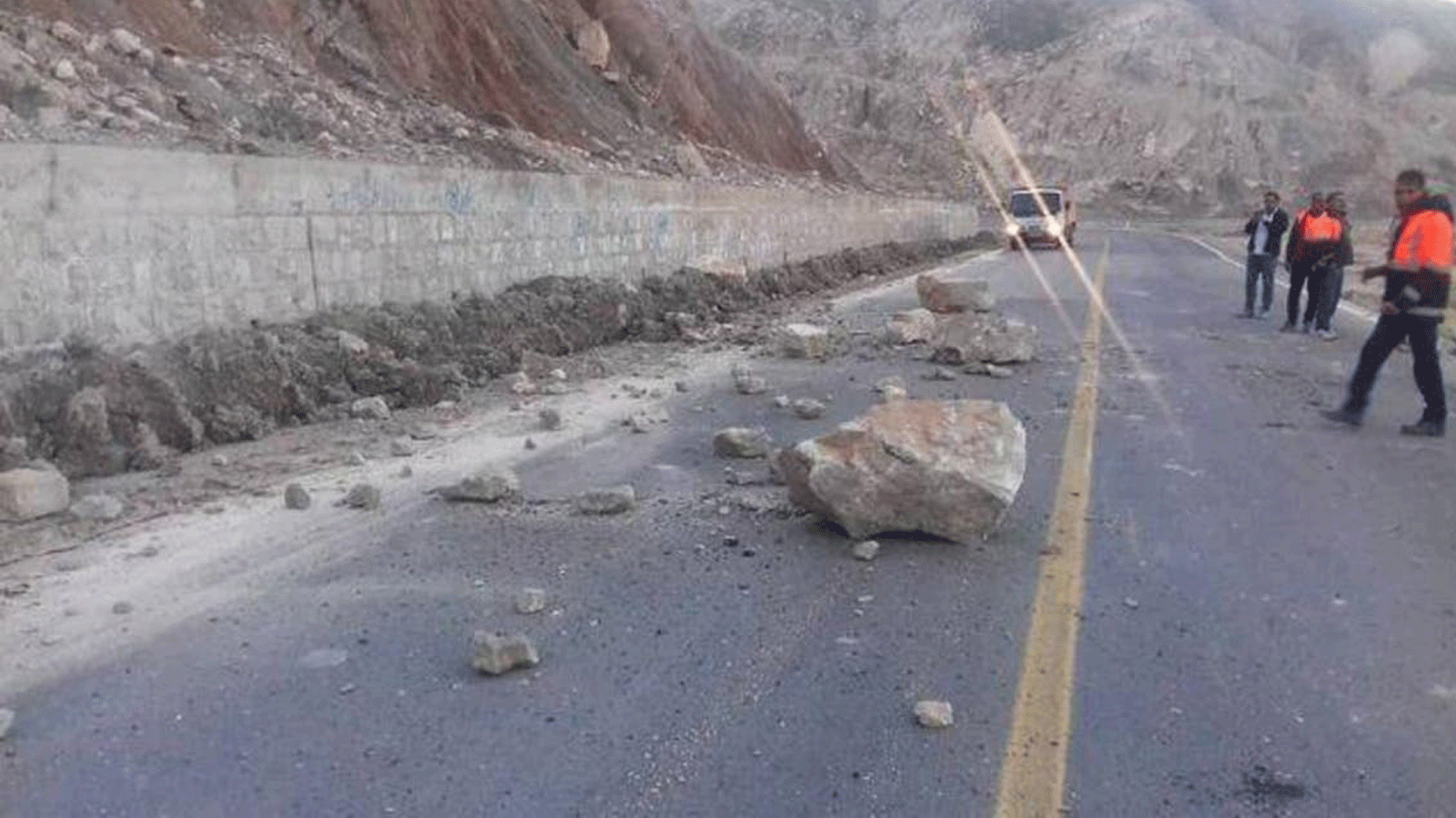 صورة تُظهِر إغلاق طريق الأهرام - فراش باند بسبب الانهيار الأرضي الناجم عن زلزال ضرب محافظة بوشهر جنوب إيران. تم التقاطها في 27 كانون الأول/ديسمبر 2019 