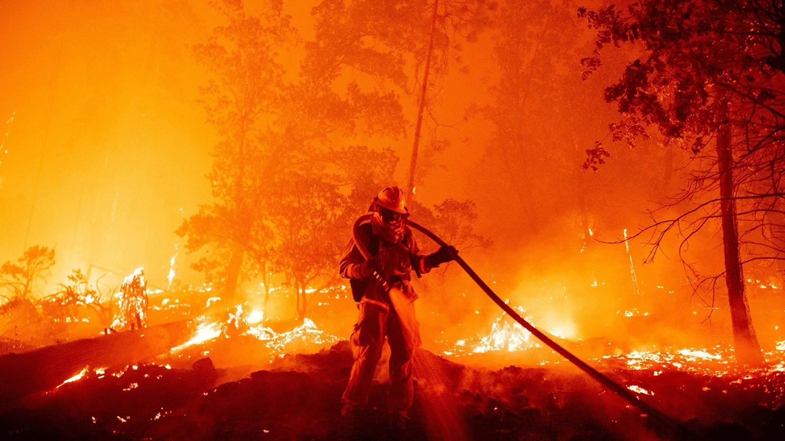 إطفائي يواجه الحريق في كاليفورنيا