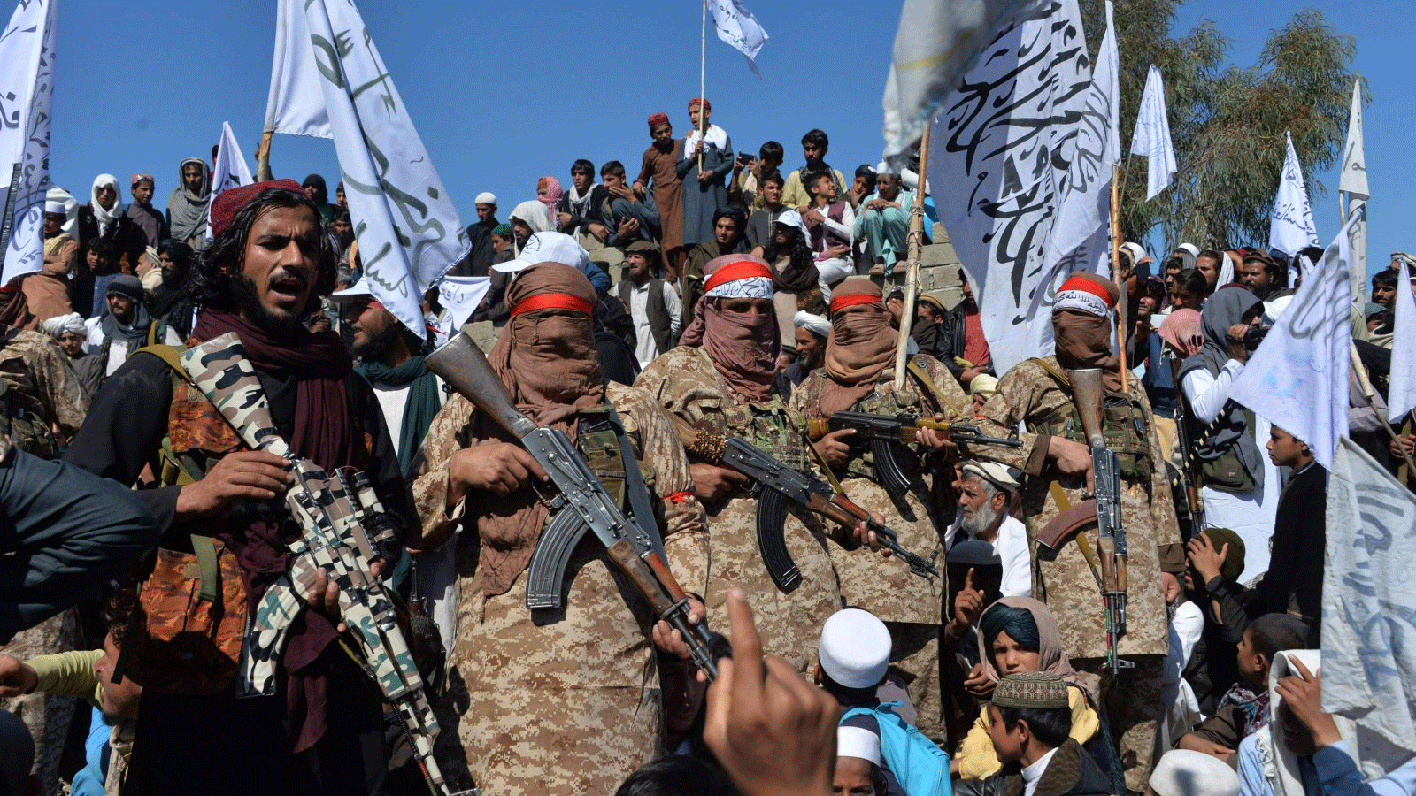 مقاتلو طالبان الأفغان والقرويون يحضرون تجمعاً للاحتفال باتفاق السلام وانتصارهم في الصراع الأفغاني، في منطقة ألينجار في ولاية لغمان، أفغانستان، 2 آذار/مارس 2020