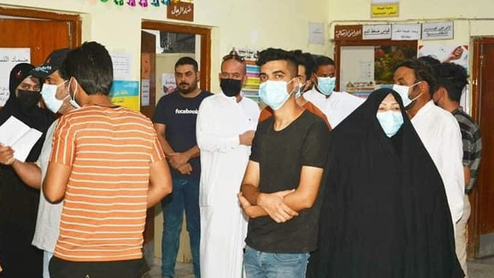 عراقيون في احدى مستشفيات بغداد بانتظار تلقي اللقاح المضاد لكورونا. 21 تموز/يوليو 2021 