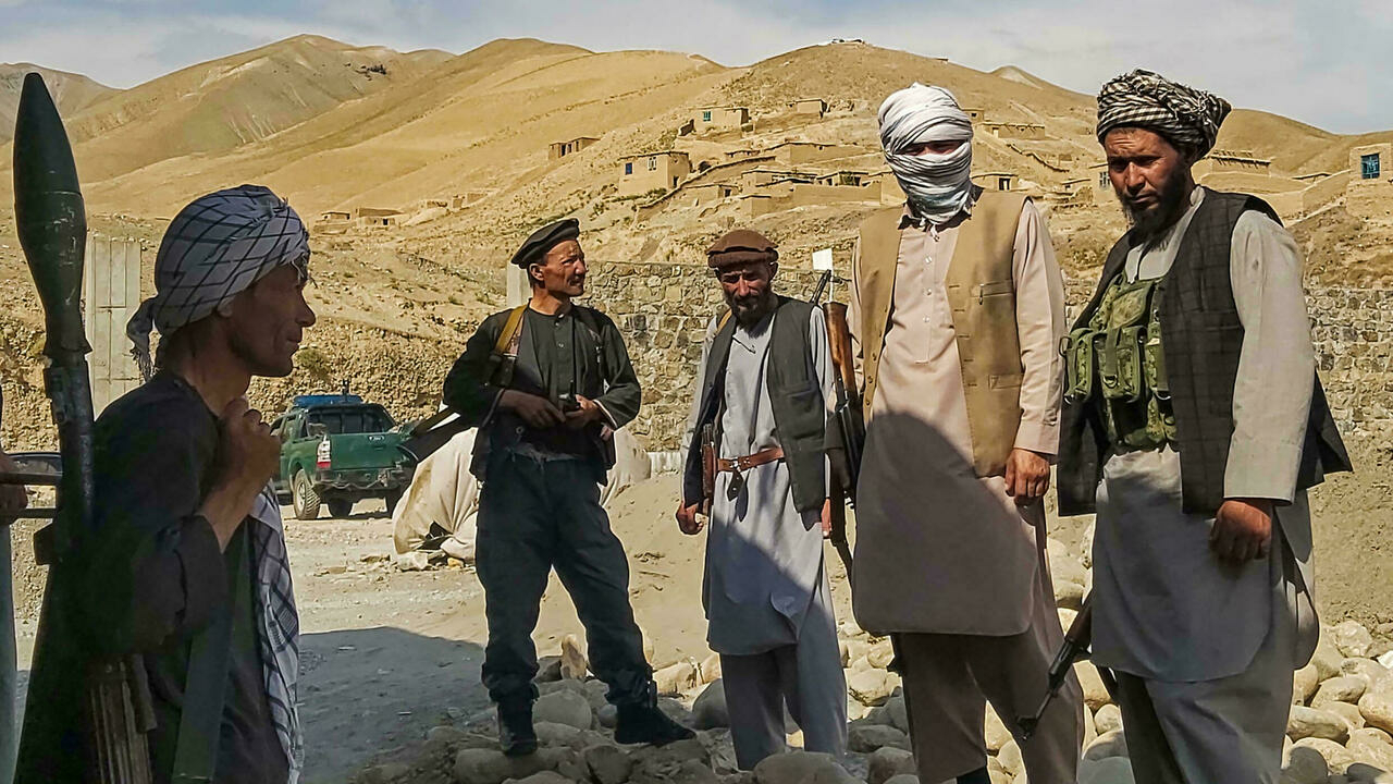 ميليشيات افغانية تحرس مركزا خلال قتالها مع طالبان في منطقة تالوقان بولاية تخار في 6 تموز/يوليو 2021
