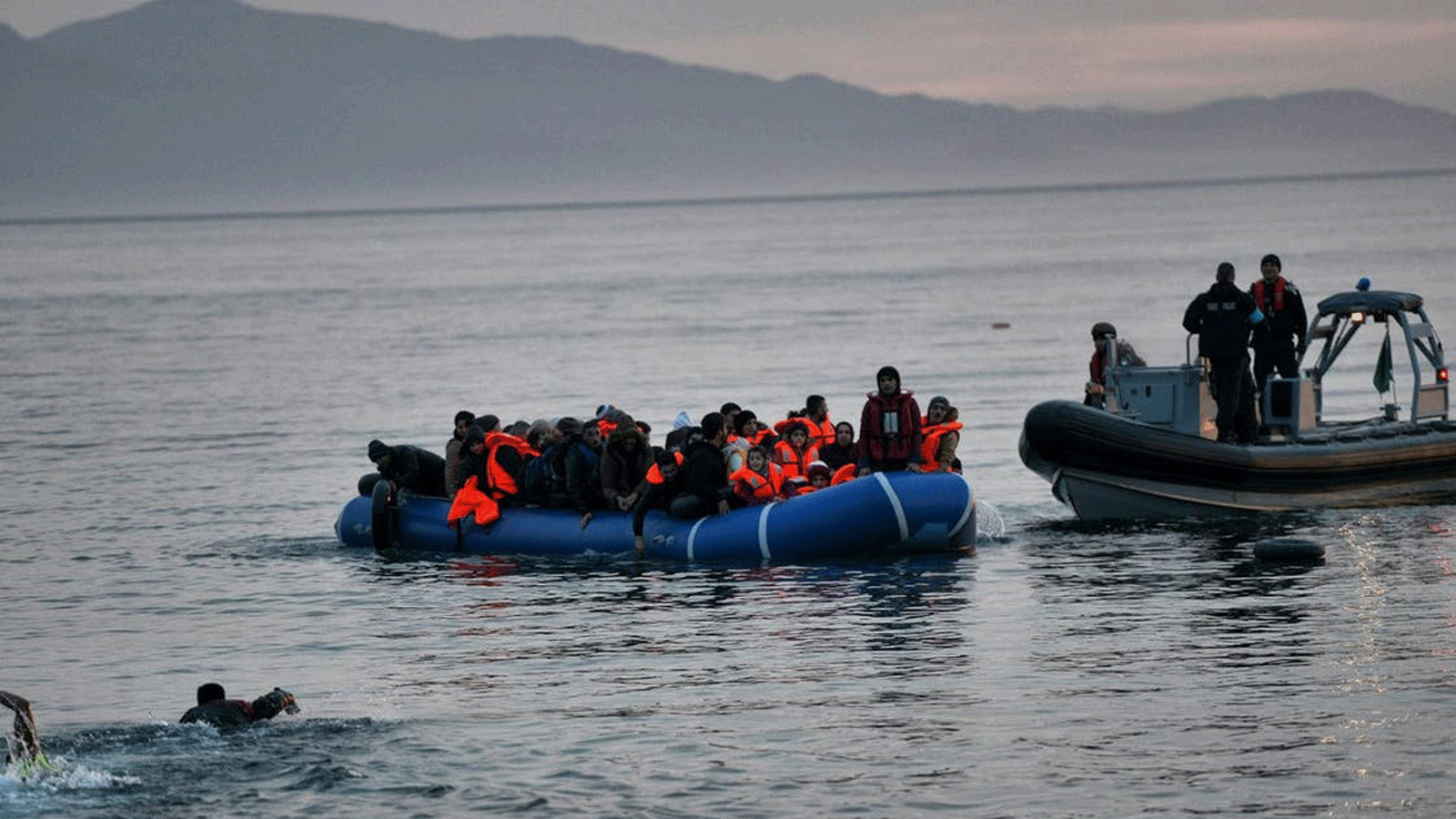 غرق قارب يحمل مهاجرين في بحيرة فان بشرق تركيا