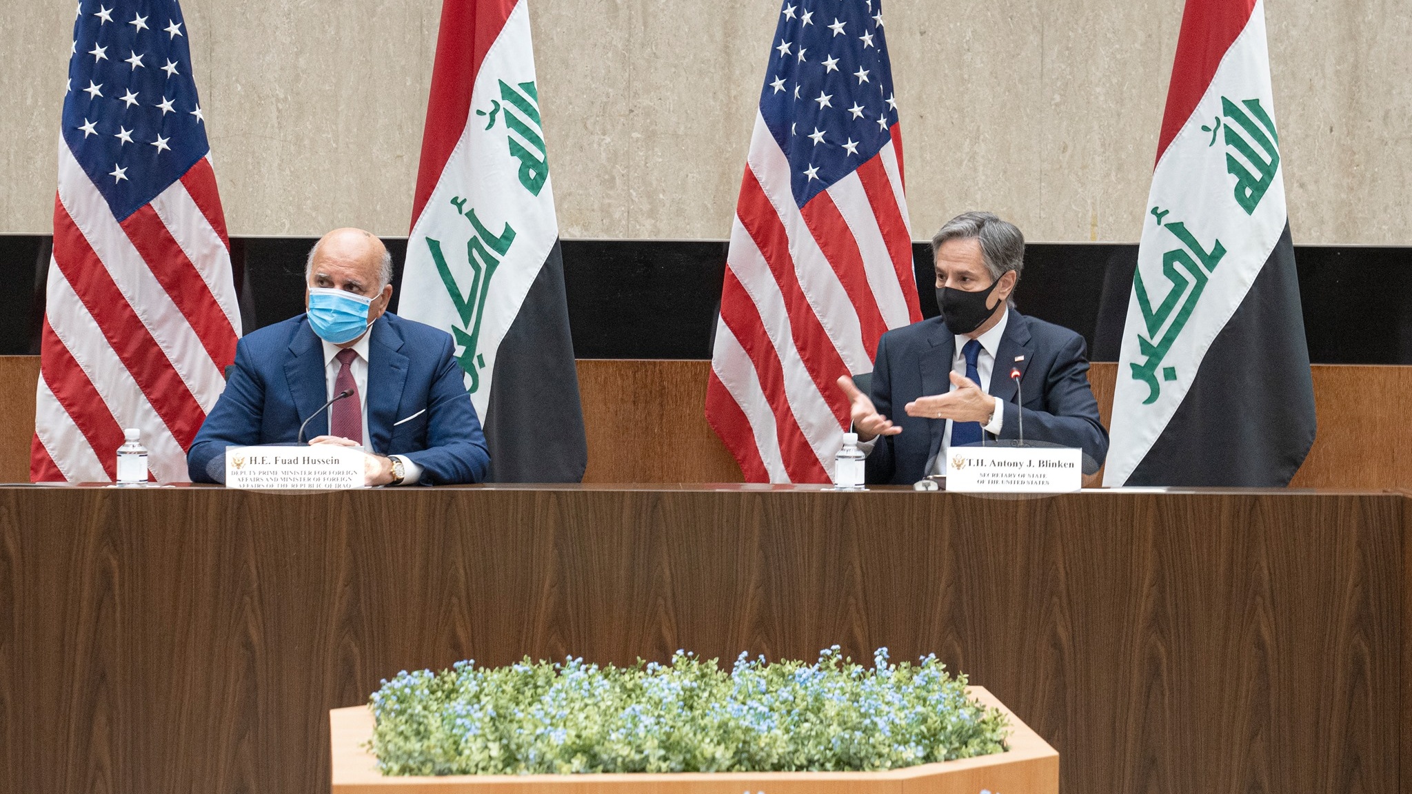 وزيرا خارجية العراق والولايات المتحدة خلال ترؤسهما جولة الحوار الاستراتيجي بين بلديهما في 23 تموز يوايو 2021