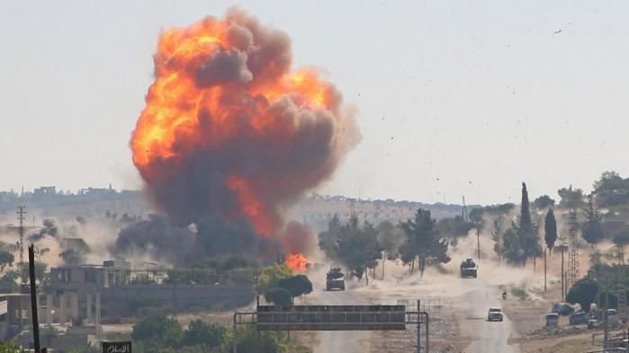 صورة من الأرشيف لنيران ناتجة من غارة إسرائيلية على مواقع لحزب الله في سوريا