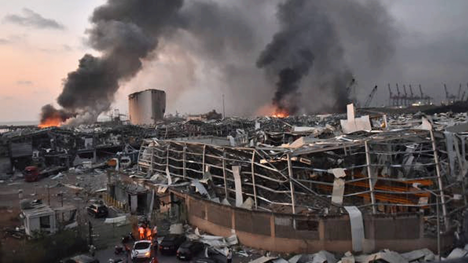 تُظهر الصورة التي التُقِطت في 4 أغسطس / آب 2020 منظرًا عامًا لمشهد انفجار في ميناء العاصمة اللبنانية بيروت
